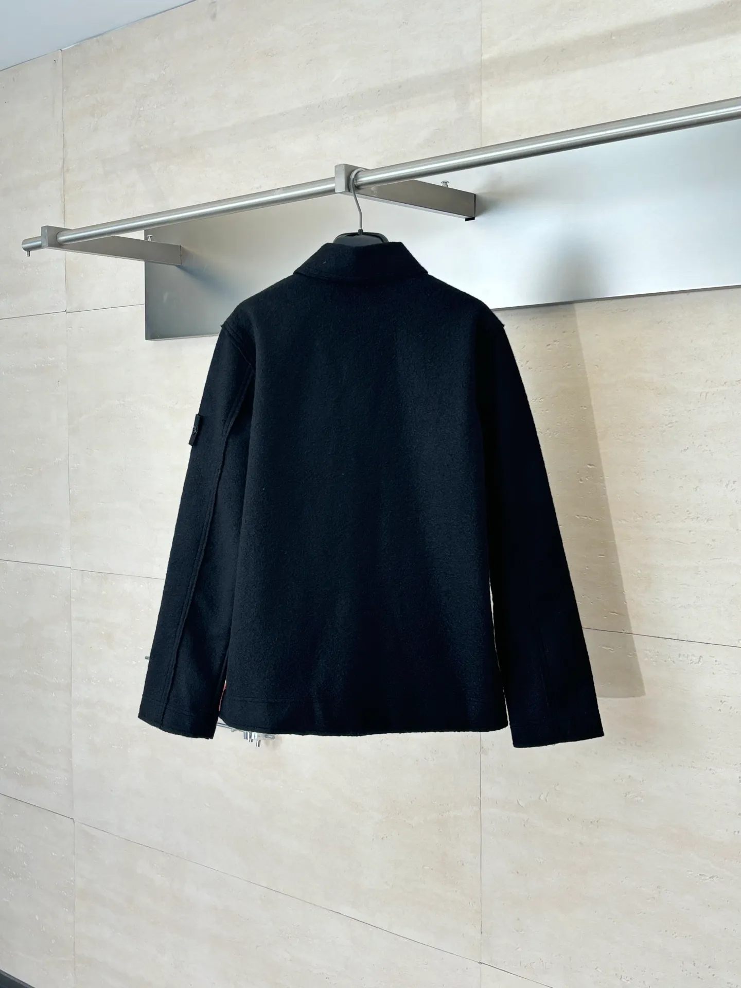 P770 Stone Island*/Stone Island Solid color single-breasted woolen cardigan jacket Customized 90 wool 10 cashmere fabric The surface is silky and shiny after post-processing It has a metallic nylon series gloss Customized molded four-button closure The entire jacket is still luxury-grade workmanship The inside is hand-made and seamless The strongest armbands on the Internet with sky and earth lines, eight o'clock and one line, and white leakage on the back All matching accessories are customized nfc complete Size: S/M/L/XL